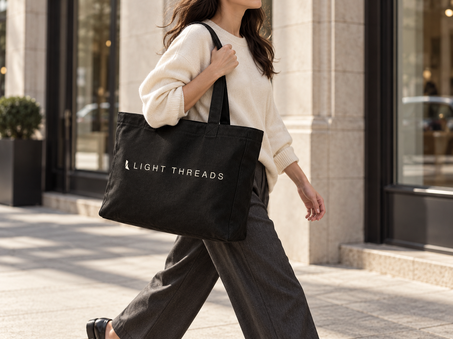 Femme portant le sac Light Threads en mouvement